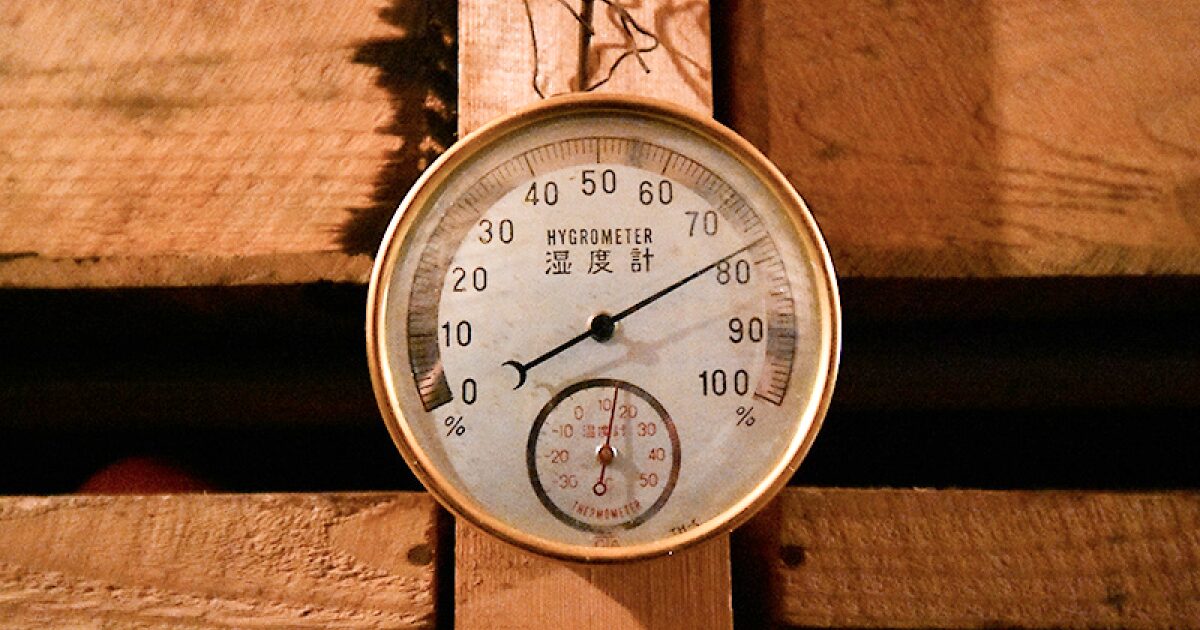 蔵の中に設置されている温度計・湿度計