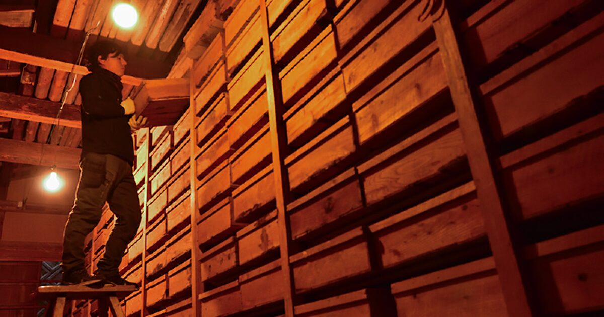 木箱が並ぶ蔵の様子